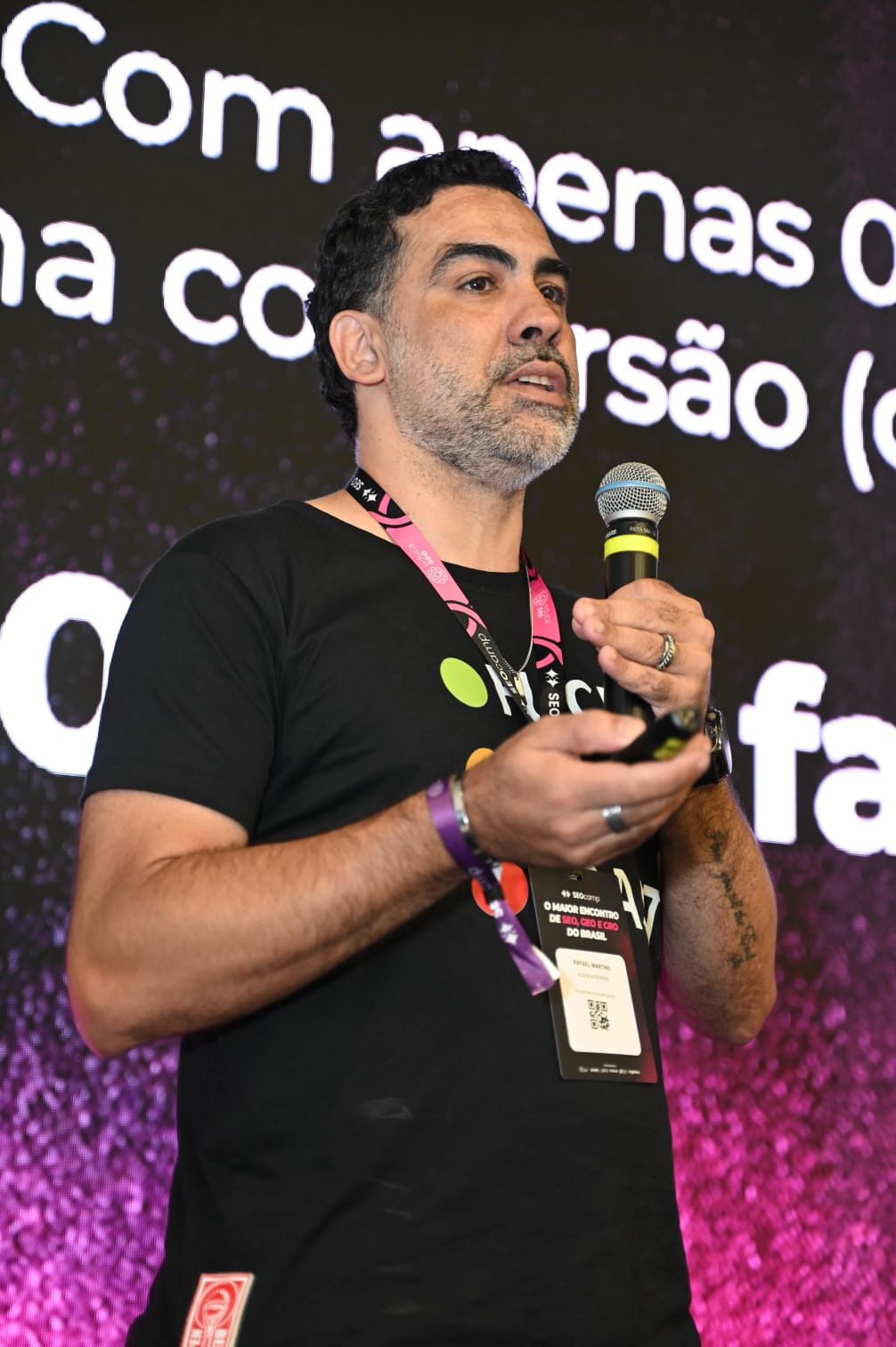 Rafinha Soares palestrando sobre SEO e Conteúdo no SEO Camp