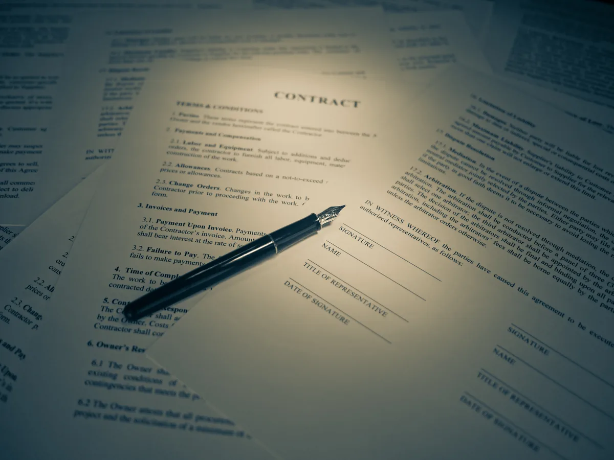 Assinatura de contrato de prestação de serviços de redação e copywriting com segurança jurídica e sinal financeiro
